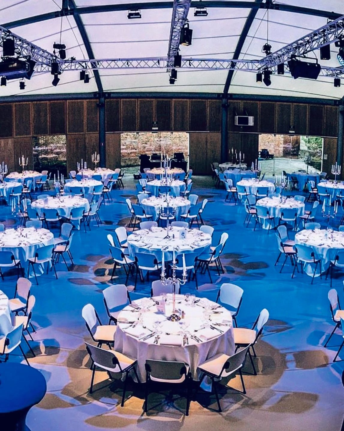La grande soirée des 35 ans du restaurant Knossos de Tubize, tables dressées
